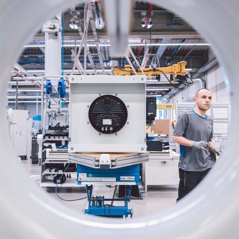 Ein Arbeiter bei der Fertigung von Ventilatoren
