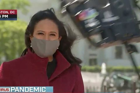 MSNBC-Reporterin Kristen Welker berichtet vor dem Weißen Haus in Washington.