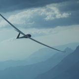 Segelfliegen mit Motor im Rücken  Die Zukunft der Segelfliegerei gehört sehr wahrscheinlich dem Segelflugzeug mit Hilfsmotor wie diesem  "Arcus M".  Unter den schwarzen Klappen hinter dem Cockpit verbirgt sich ein 52-PS-Klapptriebwerk mit Propeller, der im Flug ausgefahren werden kann. Sollte die Thermik einmal nicht so gut sein wie hier in drei Kilometer Höhe über den Deutschen Alpen, kann der Pilot sicher das nächste Flugfeld ansteuern. Ohne Motor müsste er auf einer Wiese oder Acker hinunter. 