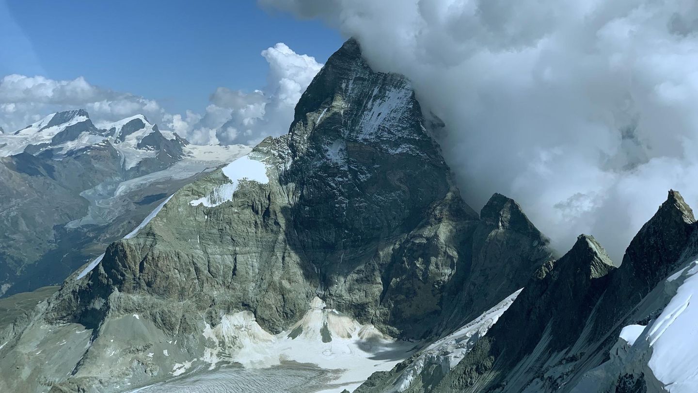 Segelfliegen: Auf Augenhöhe mit dem Matterhorn Mit seinen schroffen Felswänden, bietet das Schweizer Wahrzeichen einen einmaligen Anblick. An der windzugewandten Seite wird die Luft den Berg hoch gedrückt. Beim Aufstieg kühlt sie ab, das gespeicherte Wasser kondensiert und mächtige Wolken türmen sich auf. Auf Augenhöhe mit dem Matterhorn Mit seinen schroffen Felswänden, bietet das Schweizer Wahrzeichen einen einmaligen Anblick. An der windzugewandten Seite wird die Luft den Berg hoch gedrückt. Beim Aufstieg kühlt sie ab, das gespeicherte Wasser kondensiert und mächtige Wolken türmen sich auf.