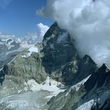 Auf Augenhöhe mit dem Matterhorn  Mit seinen schroffen Felswänden, bietet das Schweizer Wahrzeichen einen einmaligen Anblick. An der windzugewandten Seite wird die Luft den Berg hoch gedrückt. Beim Aufstieg kühlt sie ab, das gespeicherte Wasser kondensiert und mächtige Wolken türmen sich auf. 