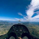 Fliegen in der ersten Reihe  Nur das schmale Instrumentenbrett unterbricht die Panoramasicht auf die französischen Seealpen. In 2350 Metern Höhe fliegt Pilot Andreas Bergmann mit gut 160 km/h einer sogenannten Welle entgegen. Die Luft wird durch den starken Wind von links durch die Berge zunächst aufgestaut und hinter dem Berg in eine wellenförmige Schwingung versetzt. Die streifenförmigen Wolken oben rechts entstehen auf der 'oberen' Seite der Welle und sind etwa fünf bis sechs Kilometer hoch. In einer Welle muss das Segelflugzeug nicht im Aufwind kreisen, um die Höhe zu halten. Mit hohem Tempo kann es die nach oben schwingenden Luftmassen "abreiten". Distanzen über 1000 Kilometer sind dabei keine Seltenheit. Der Weltrekord liegt bei 3008 Kilometer. 