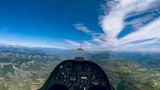 Fliegen in der ersten Reihe  Nur das schmale Instrumentenbrett unterbricht die Panoramasicht auf die französischen Seealpen. In 2350 Metern Höhe fliegt Pilot Andreas Bergmann mit gut 160 km/h einer sogenannten Welle entgegen. Die Luft wird durch den starken Wind von links durch die Berge zunächst aufgestaut und hinter dem Berg in eine wellenförmige Schwingung versetzt. Die streifenförmigen Wolken oben rechts entstehen auf der 'oberen' Seite der Welle und sind etwa fünf bis sechs Kilometer hoch. In einer Welle muss das Segelflugzeug nicht im Aufwind kreisen, um die Höhe zu halten. Mit hohem Tempo kann es die nach oben schwingenden Luftmassen "abreiten". Distanzen über 1000 Kilometer sind dabei keine Seltenheit. Der Weltrekord liegt bei 3008 Kilometer. 