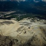 Über dem "Berg der Leiden"  Der Mont Ventoux - Franzosen nennen ihn den "Gigant der Provence", Radfahrer der Tour de France den "Berg der Leiden", für Segelflieger ist er einfach nur ein beeindruckender Anblick. Was von oben wie Sand aussieht, ist Kalksandstein, freigelegt durch rücksichtslose Rodung im späten 17. Jahrhundert. Aus dem Holz wurden Kriegsschiffe gebaut. Die Position des Flugzeugs in Google Earth.