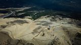 Über dem "Berg der Leiden"  Der Mont Ventoux - Franzosen nennen ihn den "Gigant der Provence", Radfahrer der Tour de France den "Berg der Leiden", für Segelflieger ist er einfach nur ein beeindruckender Anblick. Was von oben wie Sand aussieht, ist Kalksandstein, freigelegt durch rücksichtslose Rodung im späten 17. Jahrhundert. Aus dem Holz wurden Kriegsschiffe gebaut. Die Position des Flugzeugs in Google Earth.