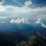 Gewitter im Anmarsch  Auf Augenhöhe mit mächtigen Cumulonimbus-Gewitterwolken, nahe Gap, der Hauptstadt des französischen Départements Hautes-Alpes. Das nach oben gebogene Ende  des Flügels ist ein sogenannter Winglet, der den Luftwiderstand verringert und so das Segelflugzeug über noch weitere Strecken durch die Luft gleiten lässt. Seit einigen Jahren werden auch Airliner damit ausgerüstet, um Treibstoff zu sparen. 