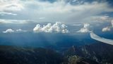 Gewitter im Anmarsch  Auf Augenhöhe mit mächtigen Cumulonimbus-Gewitterwolken, nahe Gap, der Hauptstadt des französischen Départements Hautes-Alpes. Das nach oben gebogene Ende  des Flügels ist ein sogenannter Winglet, der den Luftwiderstand verringert und so das Segelflugzeug über noch weitere Strecken durch die Luft gleiten lässt. Seit einigen Jahren werden auch Airliner damit ausgerüstet, um Treibstoff zu sparen. 