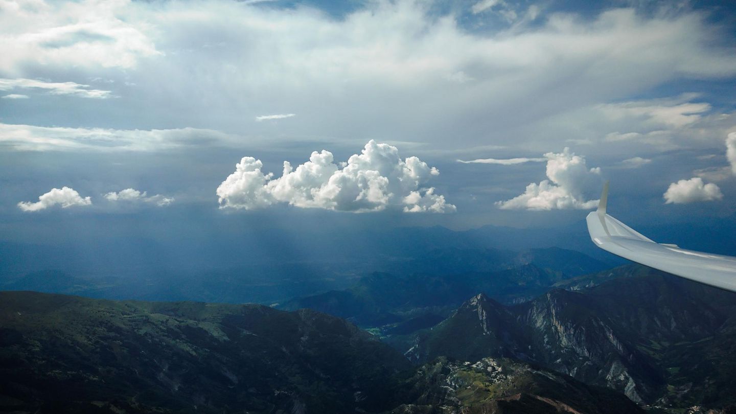 Segelfliegen: Gewitter im Anmarsch Auf Augenhöhe mit mächtigen Cumulonimbus-Gewitterwolken, nahe Gap, der Hauptstadt des französischen Départements Hautes-Alpes. Das nach oben gebogene Ende des Flügels ist ein sogenannter Winglet, der den Luftwiderstand verringert und so das Segelflugzeug über noch weitere Strecken durch die Luft gleiten lässt. Seit einigen Jahren werden auch Airliner damit ausgerüstet, um Treibstoff zu sparen. Gewitter im Anmarsch Auf Augenhöhe mit mächtigen Cumulonimbus-Gewitterwolken, nahe Gap, der Hauptstadt des französischen Départements Hautes-Alpes. Das nach oben gebogene Ende des Flügels ist ein sogenannter Winglet, der den Luftwiderstand verringert und so das Segelflugzeug über noch weitere Strecken durch die Luft gleiten lässt. Seit einigen Jahren werden auch Airliner damit ausgerüstet, um Treibstoff zu sparen.