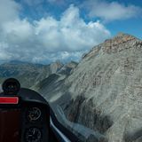 Die Rennstrecke der Segelflieger  In gut 3500 Metern mit 120 Km/h am Parcours entlang,  einer Kombination von Berghängen über eine Strecke von über 50 Kilometern.  Am Nachmittag wird das helle Bergmassiv von der Sonne aufgewärmt, was für gute Thermik sorgt. Weht der Wind aus West, strömt er die steilen Berghänge hoch. Auf diesem Hangwind können Segelflugzeuge schnell gleiten, ohne an Höhe zu verlieren. Der Parcours wird daher auch 'Segelflieger-Rennstrecke" genannt.  Die Position des Flugzeugs auf Google Earth.