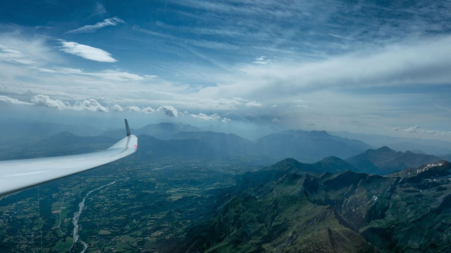 Segelfliegen: Wellenreiten in der Luft In den französische Alpen über dem Chabottes Tal. Die längliche Wolke rechts ist ein Zeichen für eine sogenannte Welle, der Traum der Segelflieger. Wellen können bei kräftigem Wind entstehen, wenn die Luftmasse hinter einem Berg mit viel Energie ins Tal hinabstömt und dann in Schwingungen gerät. Diese auf- und ab Bewegungen setzen sich mitunter bis in große Höhen fort. Da die Luft in einer Welle sehr ruhig ist, fliegt ein Segelflugzeug dort so stabil wie ein Airliner. Höhen von über 4000 Metern sind keine Seltenheit. Der Weltrekord liegt bei 14.000 Metern. Die Position des Flugzeugs auf Google Earth. Wellenreiten in der Luft In den französische Alpen über dem Chabottes Tal. Die längliche Wolke rechts ist ein Zeichen für eine sogenannte Welle, der Traum der Segelflieger. Wellen können bei kräftigem Wind entstehen, wenn die Luftmasse hinter einem Berg mit viel Energie ins Tal hinabstömt und dann in Schwingungen gerät. Diese auf- und ab Bewegungen setzen sich mitunter bis in große Höhen fort. Da die Luft in einer Welle sehr ruhig ist, fliegt ein Segelflugzeug dort so stabil wie ein Airliner. Höhen von über 4000 Metern sind keine Seltenheit. Der Weltrekord liegt bei 14.000 Metern. Die Position des Flugzeugs auf Google Earth.