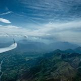 Wellenreiten in der Luft  In den französische Alpen über dem Chabottes Tal. Die längliche Wolke rechts ist ein Zeichen für eine sogenannte Welle, der Traum der Segelflieger. Wellen können bei kräftigem Wind entstehen, wenn die Luftmasse hinter einem Berg mit viel Energie ins Tal hinabstömt und dann in Schwingungen gerät. Diese auf- und ab Bewegungen setzen sich mitunter bis in große Höhen fort. Da die Luft in einer Welle sehr ruhig ist, fliegt ein Segelflugzeug dort so stabil wie ein Airliner.  Höhen von über 4000 Metern sind keine Seltenheit. Der Weltrekord liegt bei 14.000 Metern. Die Position des Flugzeugs auf Google Earth.