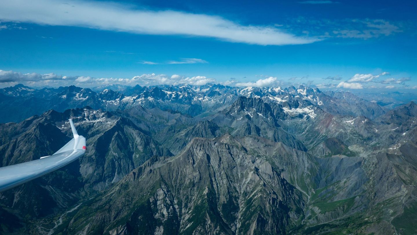 Blick aus einem Segelflugzeug auf den Nationalpark Écrins Blick aus einem Segelflugzeug auf den Nationalpark Écrins