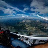 Unverbaute Aussichten  In keinem anderen Flugzeugtyp ist das Erlebnis des Fliegens so unmittelbar wie in einem Segelflugzeug: Der Pilot sitzt vor den Flügeln unter einer Glashaube und das einzige Geräusch ist das Rauschen des Fahrtwindes.  3500 Meter über dem Pic de Bur in den  Französischen Alpen mit Blick auf den entfernten Mont Blanc. In dieser Höhe geht es ohne zusätzlichen Sauerstoff nicht mehr. Die durchsichtigen Plastikschläuche unten rechts im Bild leiten Sauerstoff direkt in die Nase des Piloten. 