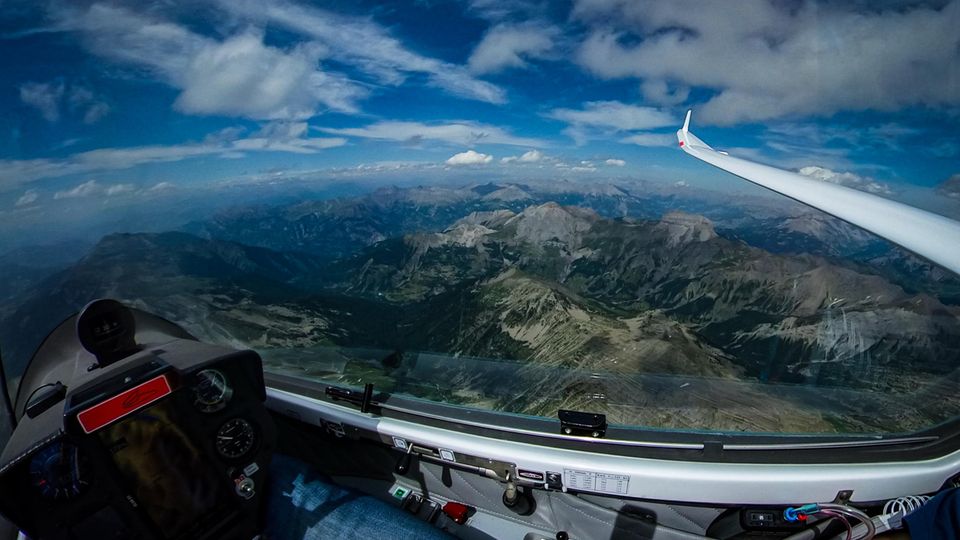 Segelfliegen: Unverbaute Aussichten In keinem anderen Flugzeugtyp ist das Erlebnis des Fliegens so unmittelbar wie in einem Segelflugzeug: Der Pilot sitzt vor den Flügeln unter einer Glashaube und das einzige Geräusch ist das Rauschen des Fahrtwindes. 3500 Meter über dem Pic de Bur in den Französischen Alpen mit Blick auf den entfernten Mont Blanc. In dieser Höhe geht es ohne zusätzlichen Sauerstoff nicht mehr. Die durchsichtigen Plastikschläuche unten rechts im Bild leiten Sauerstoff direkt in die Nase des Piloten. Unverbaute Aussichten In keinem anderen Flugzeugtyp ist das Erlebnis des Fliegens so unmittelbar wie in einem Segelflugzeug: Der Pilot sitzt vor den Flügeln unter einer Glashaube und das einzige Geräusch ist das Rauschen des Fahrtwindes. 3500 Meter über dem Pic de Bur in den Französischen Alpen mit Blick auf den entfernten Mont Blanc. In dieser Höhe geht es ohne zusätzlichen Sauerstoff nicht mehr. Die durchsichtigen Plastikschläuche unten rechts im Bild leiten Sauerstoff direkt in die Nase des Piloten.