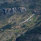 Weltmeister im Segelfliegen  Segelfliegen ist eine anerkannte Sportart. Die oft stundenlangen Streckenflüge in den Meisterschaftswettkämpfen verlangen vom Piloten eine höchste Konzentration und Aufmerksamkeit. In Kunstflugwettbewerben spielt körperliche Fitness eine große Rolle.  Auf dem Bild kreist Weltmeister Michael Sommer in seinem Flieger mit 30 Metern Spannweite über den Alpen.  Mit 14 saß er zum ersten Mal in einem Segelflugzeug. Das war 1987. Seither reiht Sommer einen Meistertitel nach dem anderen aneinander.