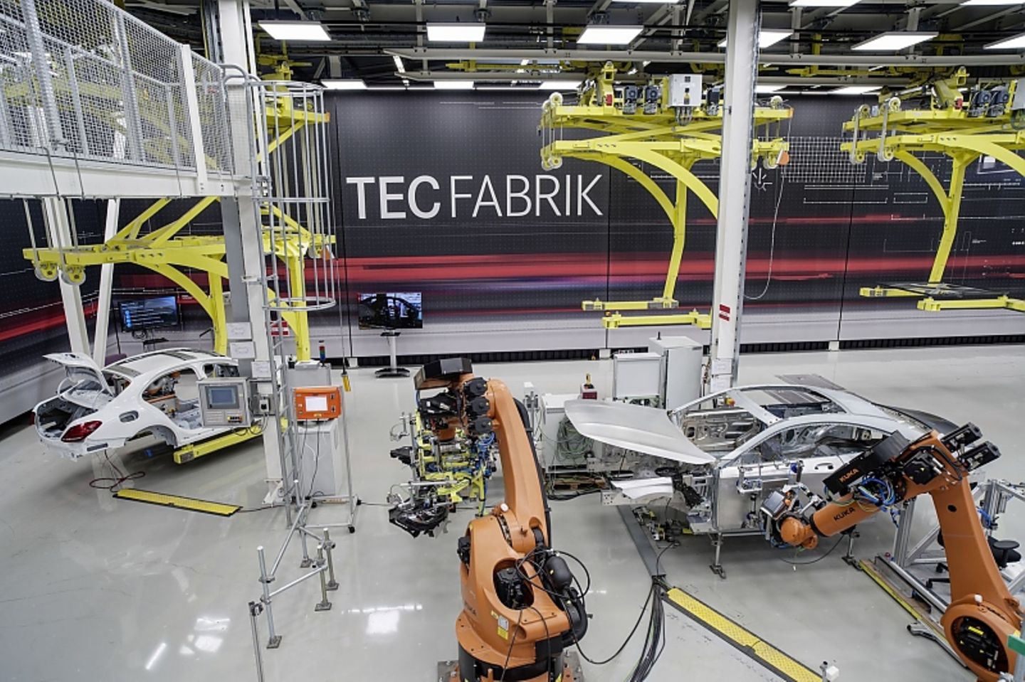 Der Blick hinter die Kulissen - wie bei einer Werksführung im Mercedes Werk in Sindelfingen - ist Teil fast jeder "Vor Ort Abhol