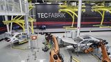 Der Blick hinter die Kulissen - wie bei einer Werksführung im Mercedes Werk in Sindelfingen - ist Teil fast jeder "Vor Ort Abhol