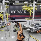 Der Blick hinter die Kulissen - wie bei einer Werksführung im Mercedes Werk in Sindelfingen - ist Teil fast jeder "Vor Ort Abhol