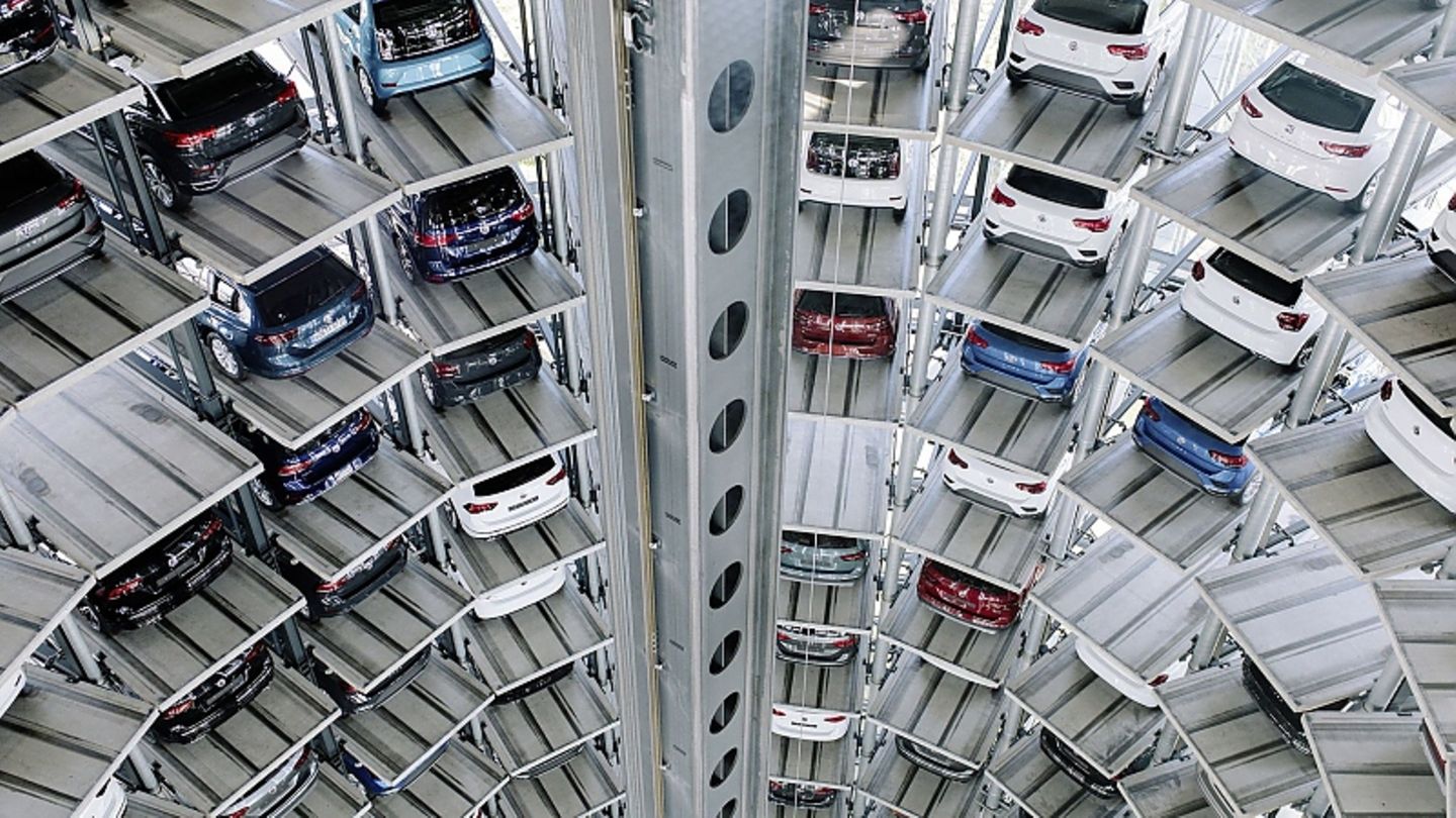 Beeindruckendes Schauspiel bei VW: Die zwei Autotürme bieten jeweils 400 Stellplätze