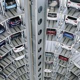 Beeindruckendes Schauspiel bei VW: Die zwei Autotürme bieten jeweils 400 Stellplätze