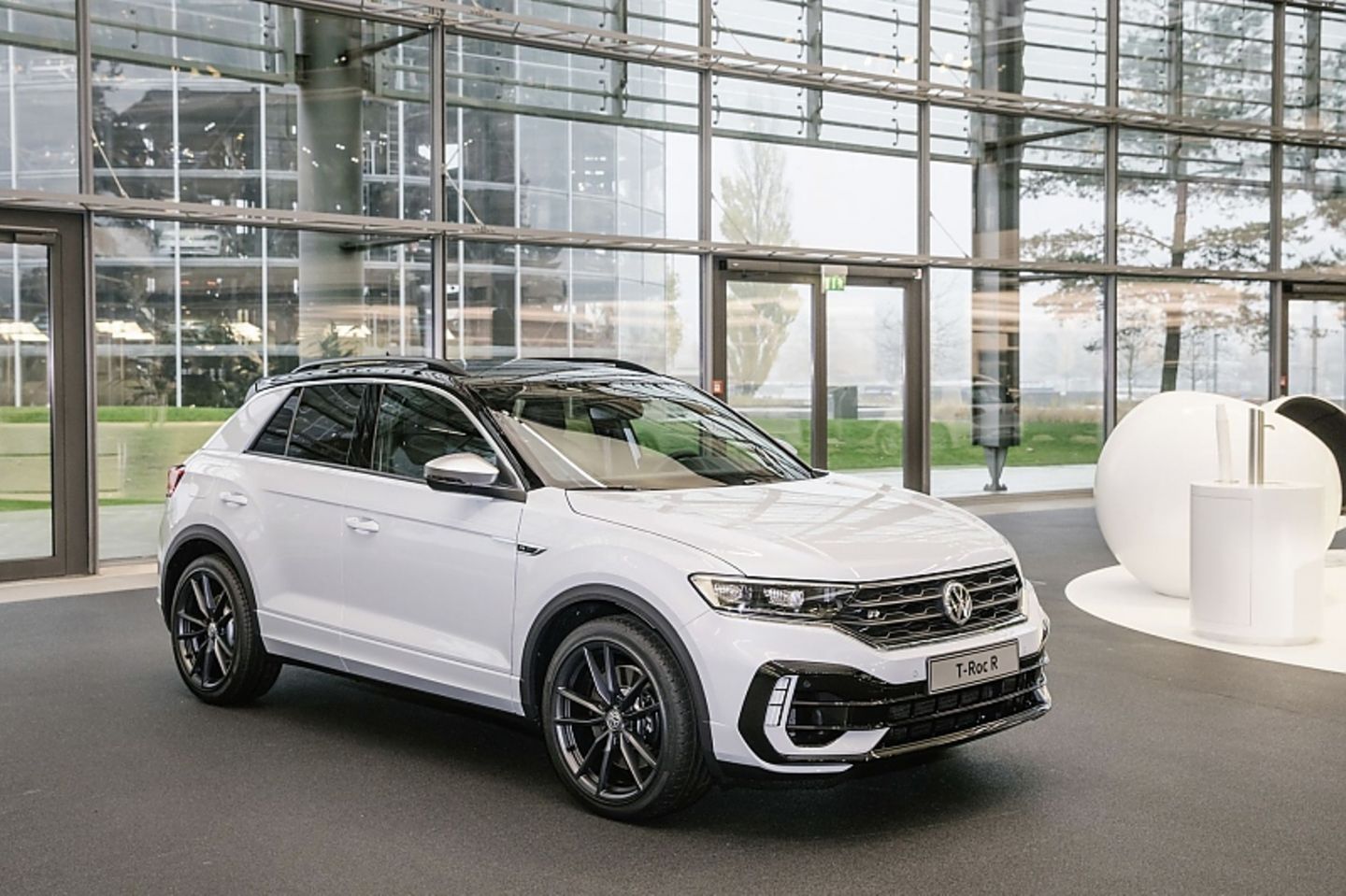 Auftakt: VW übergibt ersten T-Roc R in der Autostadt an Kunden