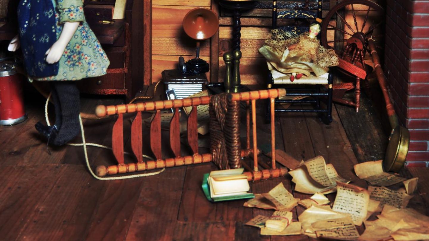 Forensik: Attic - Ein besonders Moment der kleiner Häuser ist Lees Arbeit mit der Perspektive der Wahrnehmung. Aus jedem Winkel ergibt sich ein schlüssiges Bild, aber nicht unbedingt das gleiche. Manche Details sind nur durch ein Fenster zu erspähen, von jedem anderen Punkt aus würde man es übersehen. Attic - Ein besonders Moment der kleiner Häuser ist Lees Arbeit mit der Perspektive der Wahrnehmung. Aus jedem Winkel ergibt sich ein schlüssiges Bild, aber nicht unbedingt das gleiche. Manche Details sind nur durch ein Fenster zu erspähen, von jedem anderen Punkt aus würde man es übersehen.