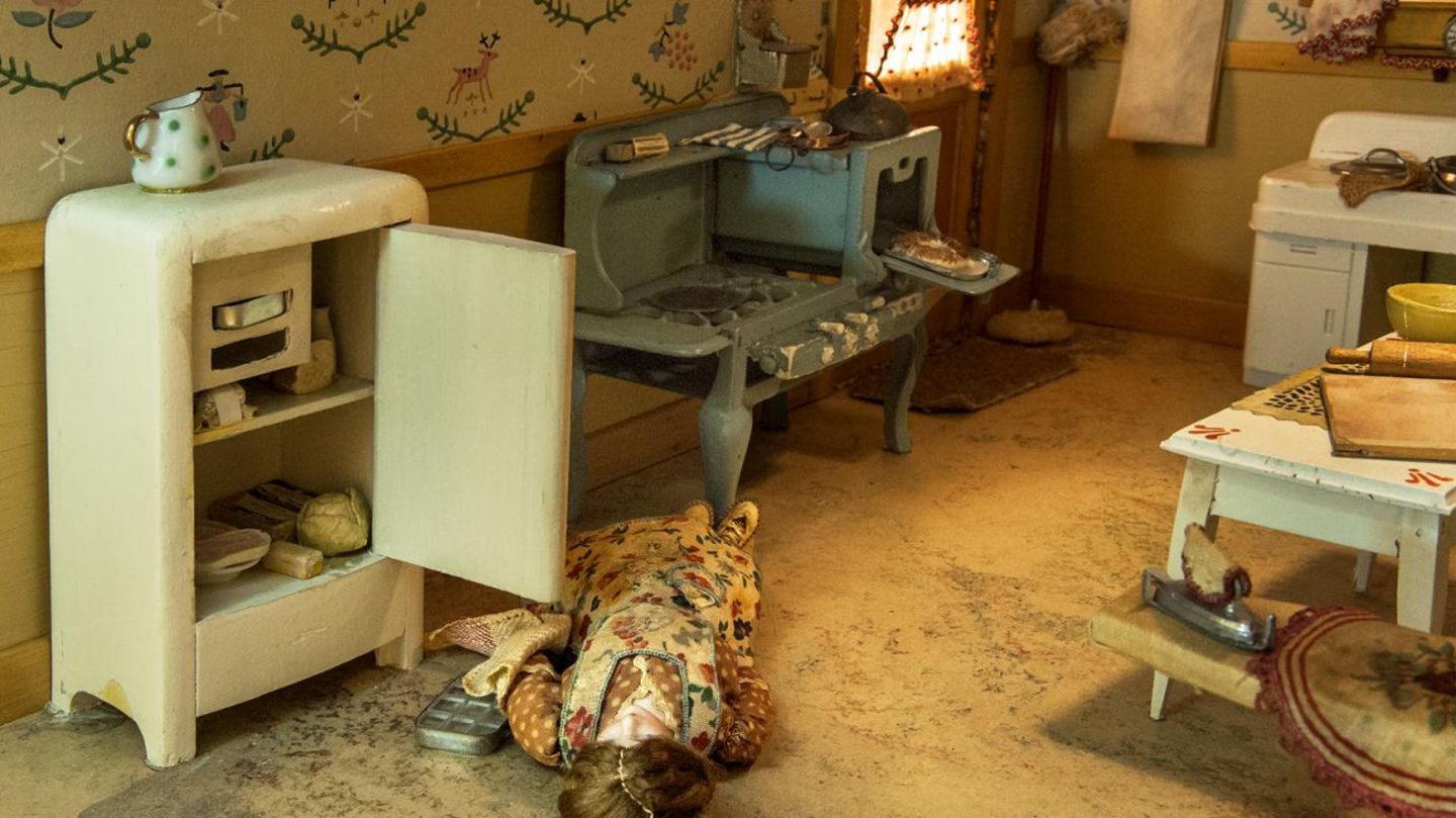 Forensik: Kitchen: Für ihre Schüler hatte Lee manche Überraschung bereit. Die Story von Kitchen etwa: Am 11. April 1944 kehrte Fred Barnes von einer Besorgung für seine Frau Barbara zurück und fand sie tot auf dem Küchenboden. Sie lag neben dem Kühlschrank, der offen war, ebenso wie ihr Ofen, in dem immer noch eine Bundtorte backte. Ein Tablett mit Eis schmolz unter ihrer Schulter. Kitchen: Für ihre Schüler hatte Lee manche Überraschung bereit. Die Story von Kitchen etwa: Am 11. April 1944 kehrte Fred Barnes von einer Besorgung für seine Frau Barbara zurück und fand sie tot auf dem Küchenboden. Sie lag neben dem Kühlschrank, der offen war, ebenso wie ihr Ofen, in dem immer noch eine Bundtorte backte. Ein Tablett mit Eis schmolz unter ihrer Schulter.