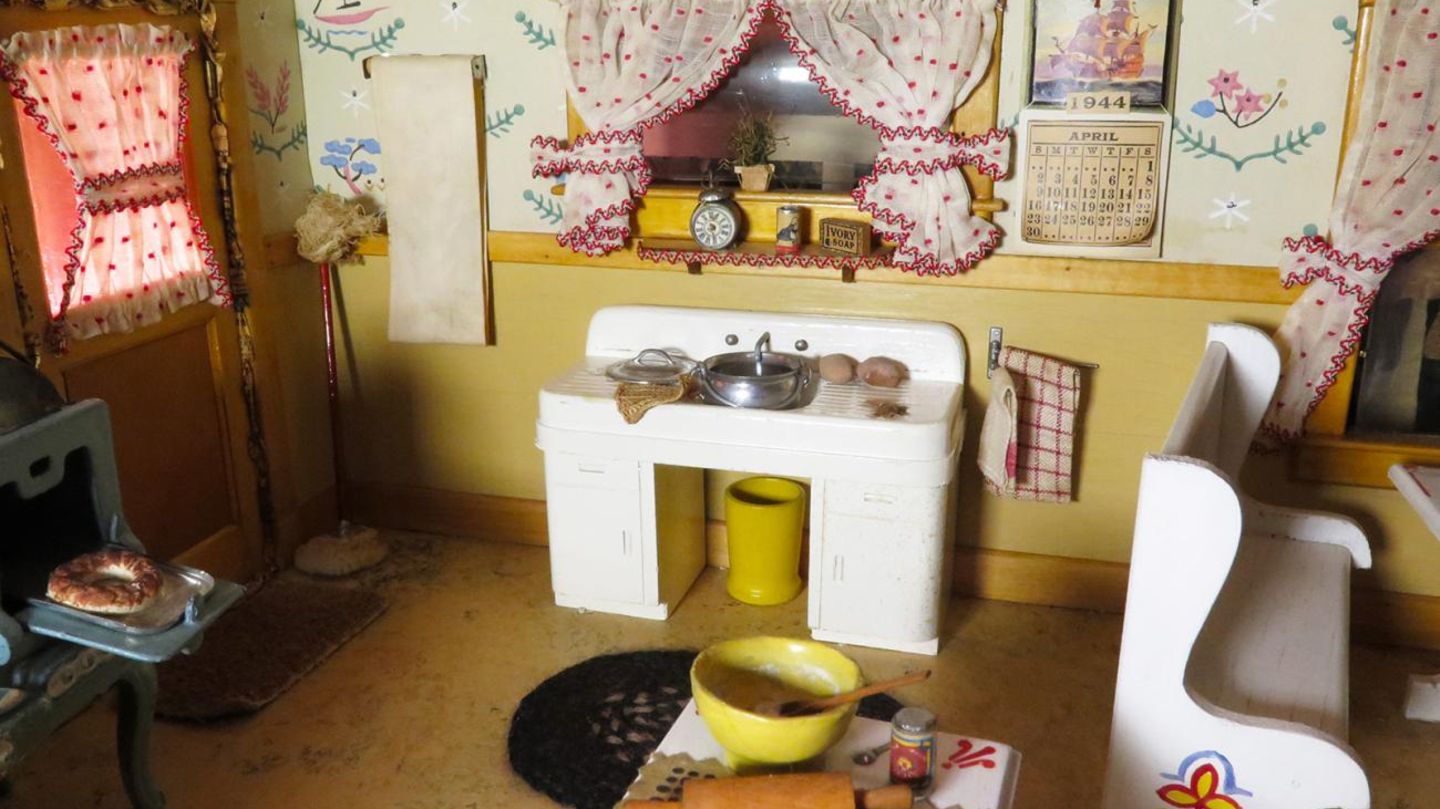 Kitchen:  Hinter- und Vordertür waren von innen verschlossen. So sehr sich die Schüler auch mühten, es liess sich nicht aufklären, ob es ein Mord, Suizid oder ein Unfall war.
