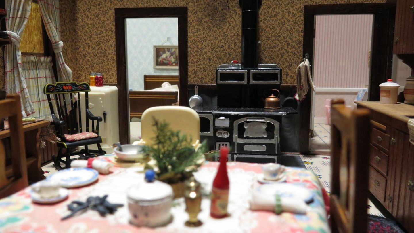 Three-Room Dwelling: Während Lee an ihren makaberen Puppenhäusern arbeitete, tobten die Schlachten des Zweiten Weltkriegs.