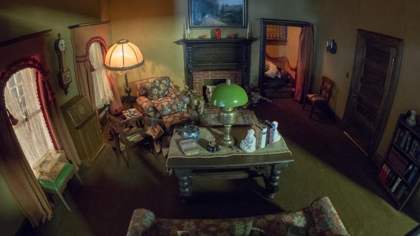 Living Room: Auch hier ist die Stiege kaum zu beobachten, dafür gibt es Hinweise auf dem Tisch. 