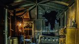 Burned Cabin - Die "Verbrannte Hütte" ist das fragilste Modell. Lee setzte es in Brand, im verkohlten Bett ist ein Skelett zu erkennen. Auch hier kommt es auf die Details an, die Lampen müssen etwa grün und blau sein.