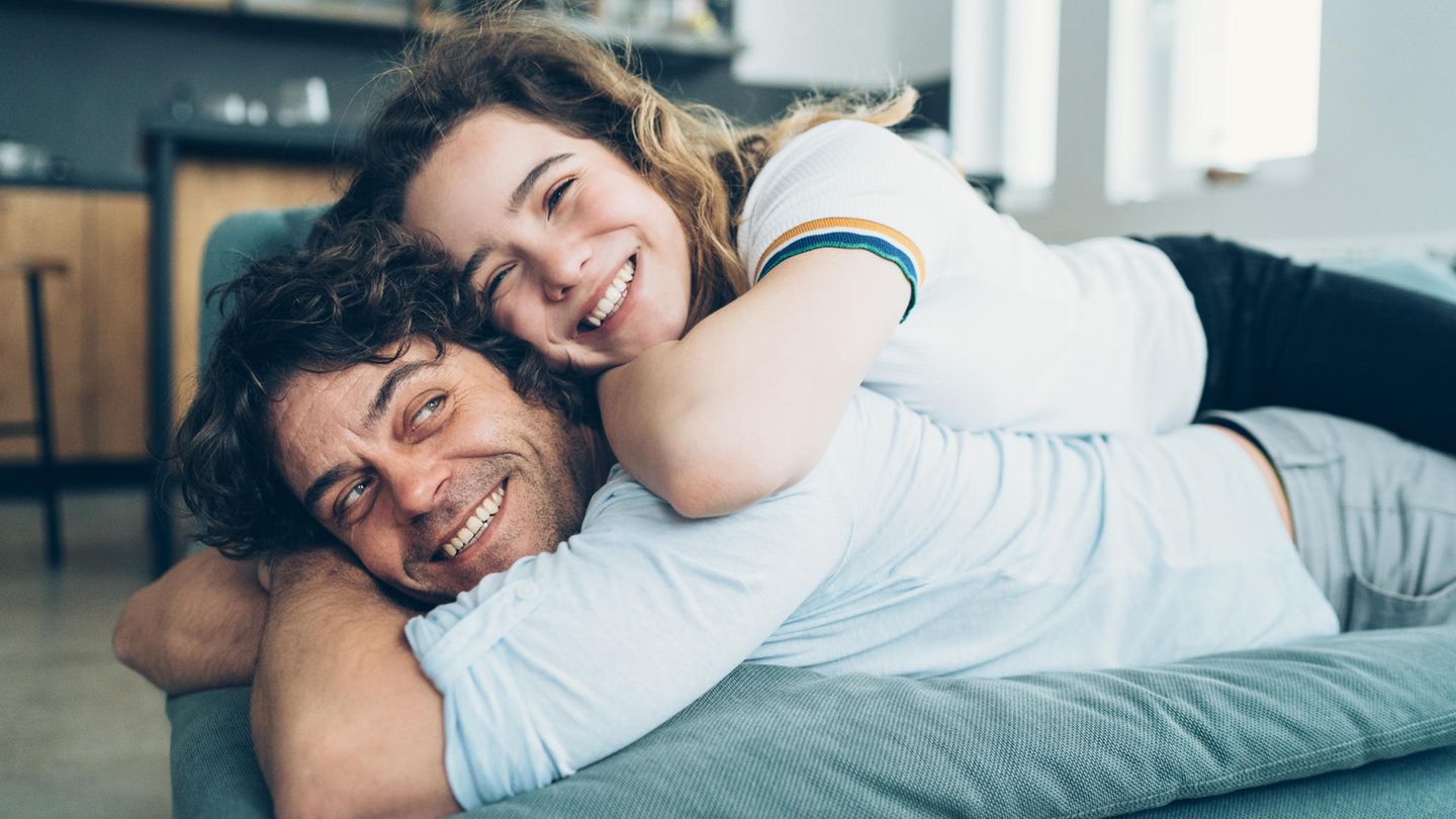 Vater und Tochter liegen auf dem Sofa