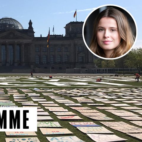 Künstlerischer Klimaprotest vor dem Reichstag in Berlin