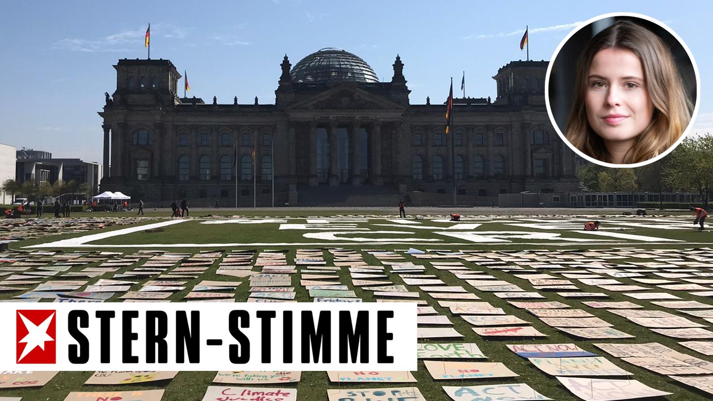 Künstlerischer Klimaprotest vor dem Reichstag in Berlin