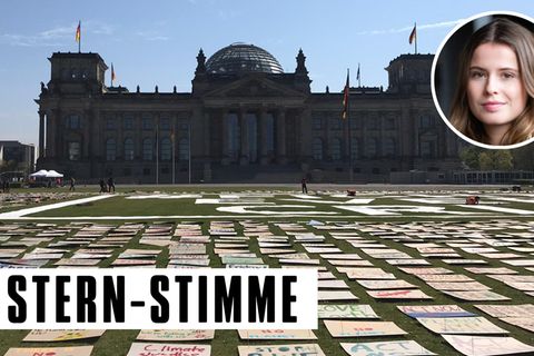 Künstlerischer Klimaprotest vor dem Reichstag in Berlin