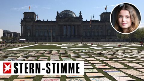 Künstlerischer Klimaprotest vor dem Reichstag in Berlin