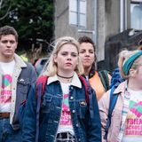 Derry Girls  Zu den weniger bekannten Teenie-Serien in dieser Liste gehört definitiv "Derry Girls". Bislang wurden bei Netflix erst zwei Staffeln veröffentlicht, eine dritte ist allerdings in Arbeit. Die "Derry Girls" sind eine Gruppe junger Mädchen in Derry, Nordirland, in den Neunzigerjahren. Die frühen 90er in Nordirland waren gezeichnet vom brutalen Konflikt der protestantischen und katholischen Interessenvertretern. Erin und ihren Freundinnen geht es in "Derry Girls" aber um andere Dinge: Jungs, die anstrengenden Eltern und die Freundinnen. Eine Coming-of-Age-Serie, die viel mehr Beachtung verdient und die vor allem wegen ihres schrägen, irischen Humors glänzt. (Netflix)