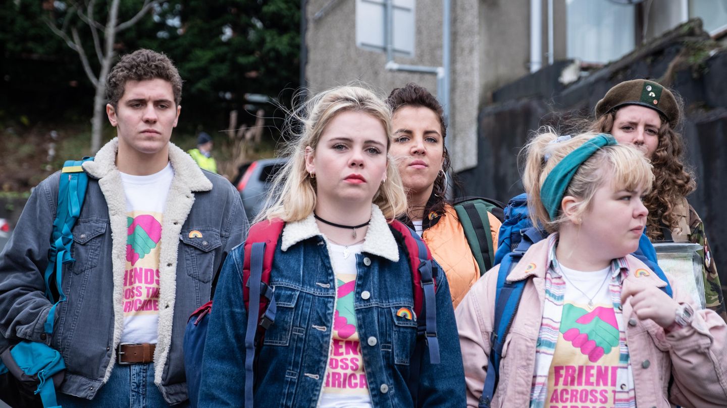 Derry Girls  Zu den weniger bekannten Teenie-Serien in dieser Liste gehört definitiv "Derry Girls". Bislang wurden bei Netflix erst zwei Staffeln veröffentlicht, eine dritte ist allerdings in Arbeit. Die "Derry Girls" sind eine Gruppe junger Mädchen in Derry, Nordirland, in den Neunzigerjahren. Die frühen 90er in Nordirland waren gezeichnet vom brutalen Konflikt der protestantischen und katholischen Interessenvertretern. Erin und ihren Freundinnen geht es in "Derry Girls" aber um andere Dinge: Jungs, die anstrengenden Eltern und die Freundinnen. Eine Coming-of-Age-Serie, die viel mehr Beachtung verdient und die vor allem wegen ihres schrägen, irischen Humors glänzt. (Netflix)