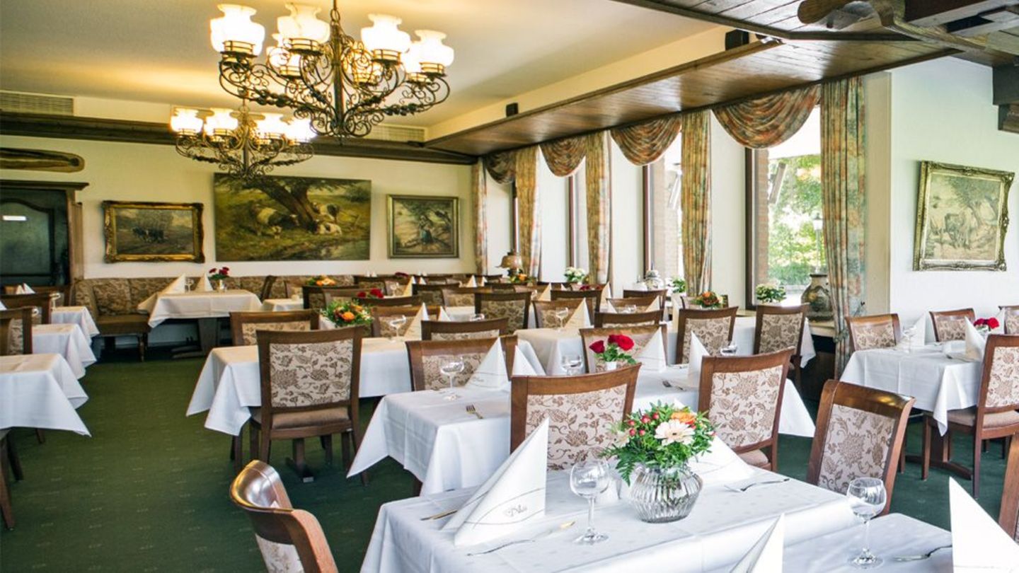 Wirtschaft: Der Inselgasthof Nass, sehr ländlich gelegen, hat einen guten Ruf. Geboten werden außerdem 7 Hotelzimmer, überwiegend mit Rheinblick. Der Inselgasthof Nass, sehr ländlich gelegen, hat einen guten Ruf. Geboten werden außerdem 7 Hotelzimmer, überwiegend mit Rheinblick.