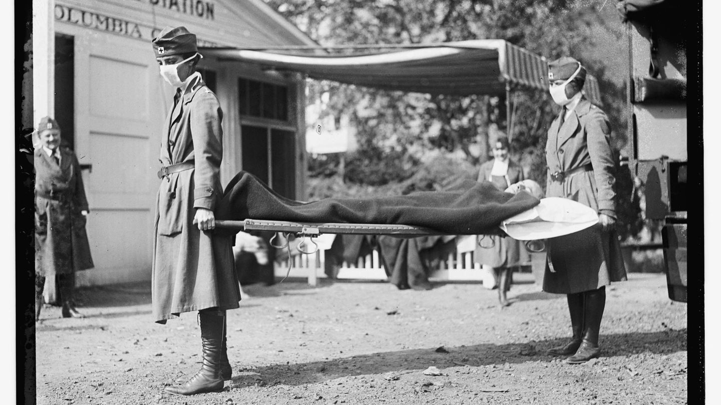 Zwei Krankenschwestern des US-amerikanischen Roten Kreuzes bei einer Übung der Notfallambulanz