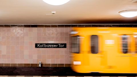 Gelbe U-Bahn fährt an der Station Kottbusser Tor in Berlin ein
