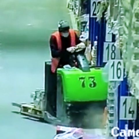 Ein offenbar schlafender Lagerist bringt ein Warenregal mit seinem Fahrzeug zum Einsturz.