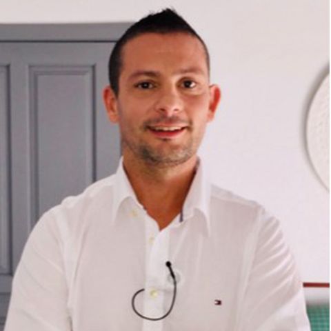 Der deutsch-spanische Arzt Dr. Victor Lorenzo da Silva. Dass sein Praxis-Outfit unzureichend ist, weiß er nur zu genau. "Es fehlt mir an Schutzkitteln und FFP-2-Masken."