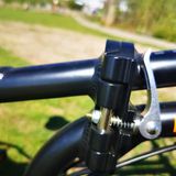 Das Mittelscharnier schließt so fest, das der Rahmen nicht wackelt.