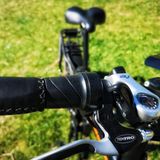 Die Handgriffe sind aus Leder, die behäbige Acera-Schaltung passt gut zum Rad.