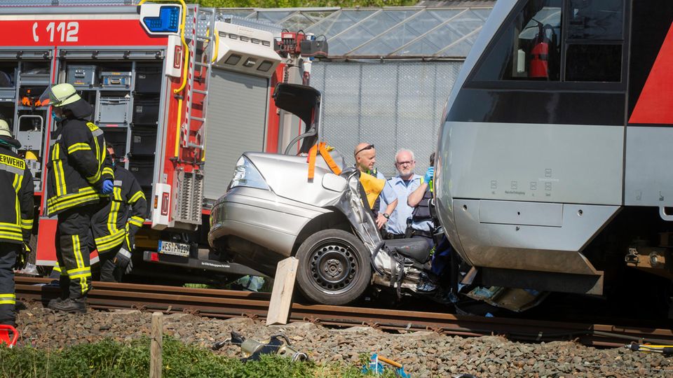 Nachrichten aus Deutschland: Zug erfasst Auto an unbeschranktem Bahnübergang – drei Tote Nachrichten aus Deutschland: Zerstörtes Auto liegt vor einem Zug