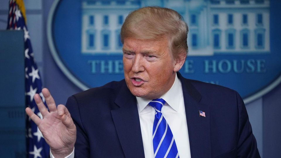 US-Präsident Donald Trump gestikuliert während einer Pressekonferenz mit der rechten Hand