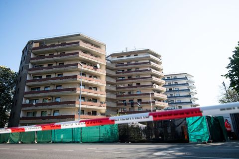 Die Menschen in diesem Hochhaus in Grevenbroich, NRW, sollen sich am Sonntag alle auf Corona testen lassen