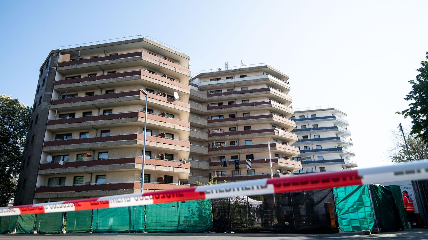 Die Menschen in diesem Hochhaus in Grevenbroich, NRW, sollen sich am Sonntag alle auf Corona testen lassen