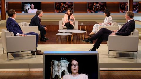 Anne Will diskutiert in ihrer Talkshow mit ihren Gästen über die Coronakrise in Deutschland